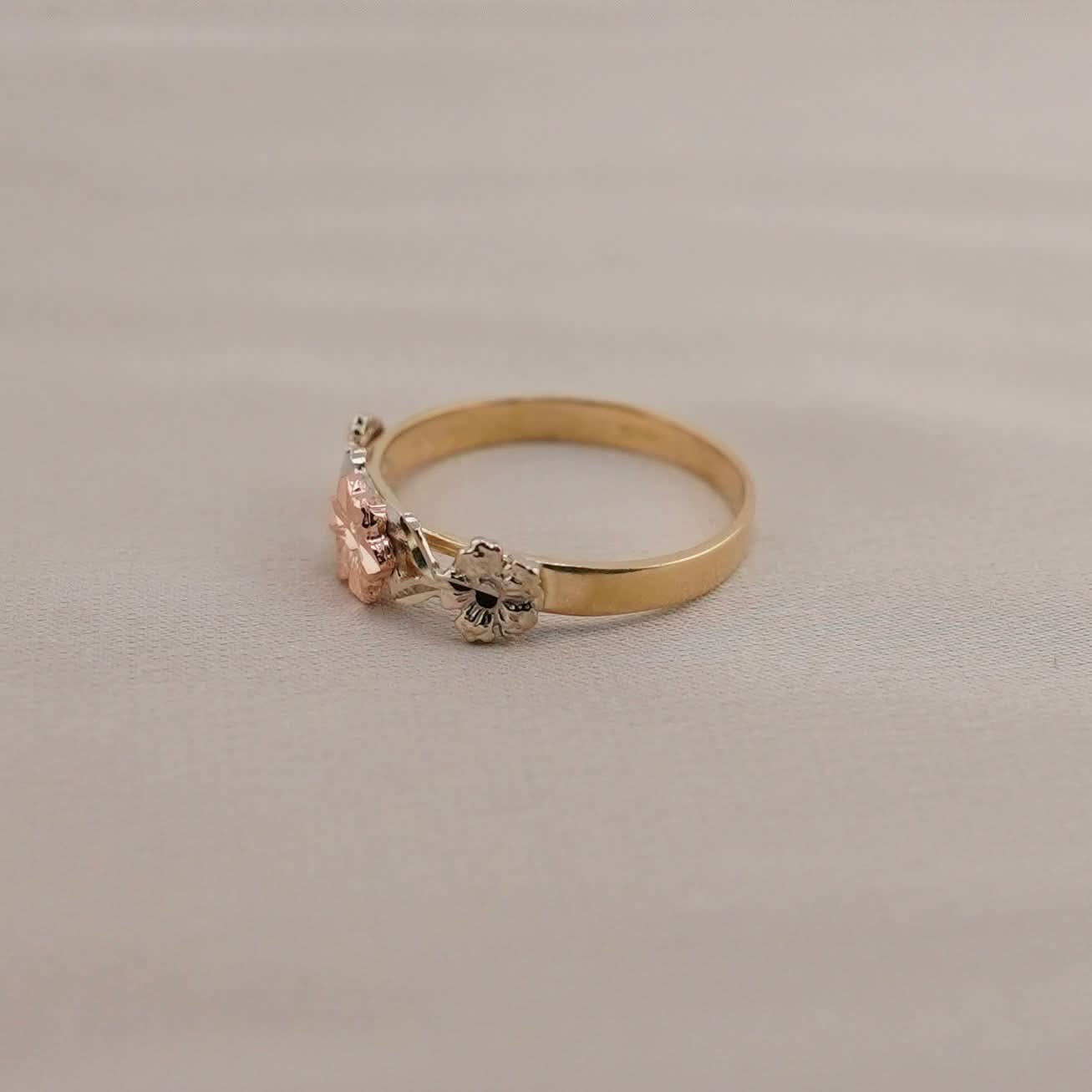 14k Gold Flower Ring