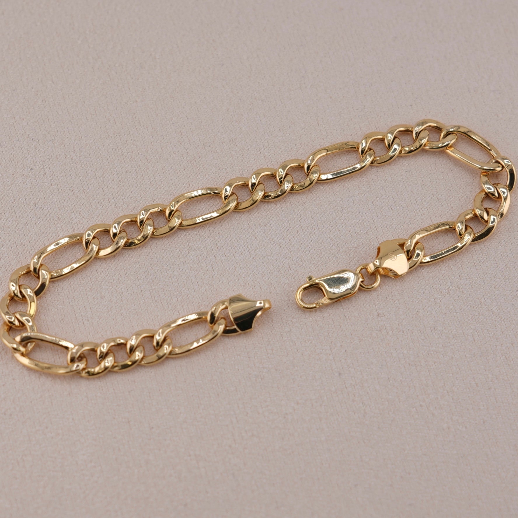 14k Gold Hollow Figaro Bracelet 7mm