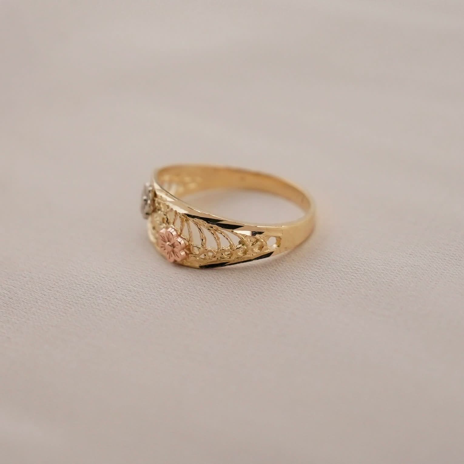 14k Gold Flower Ring . 033