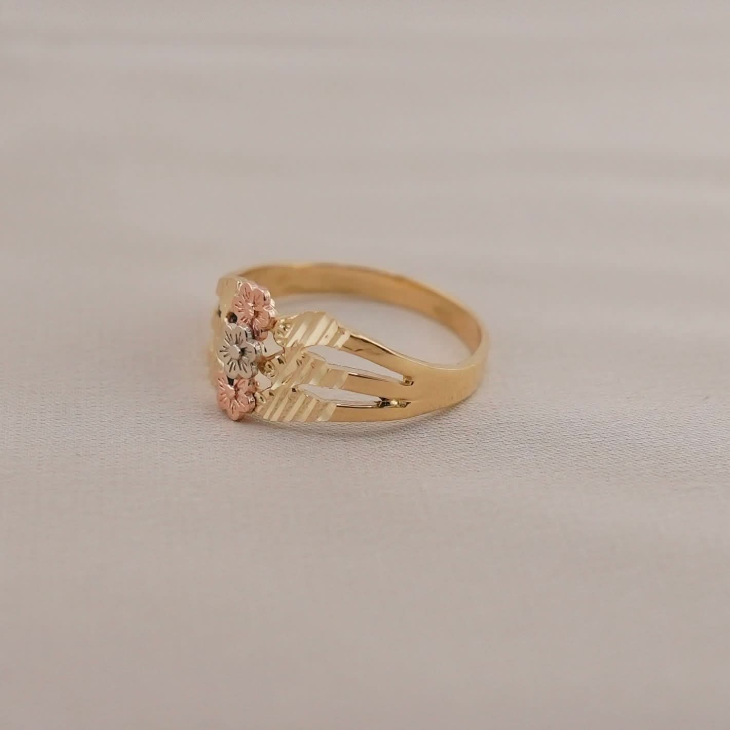 14k Gold Flower Ring