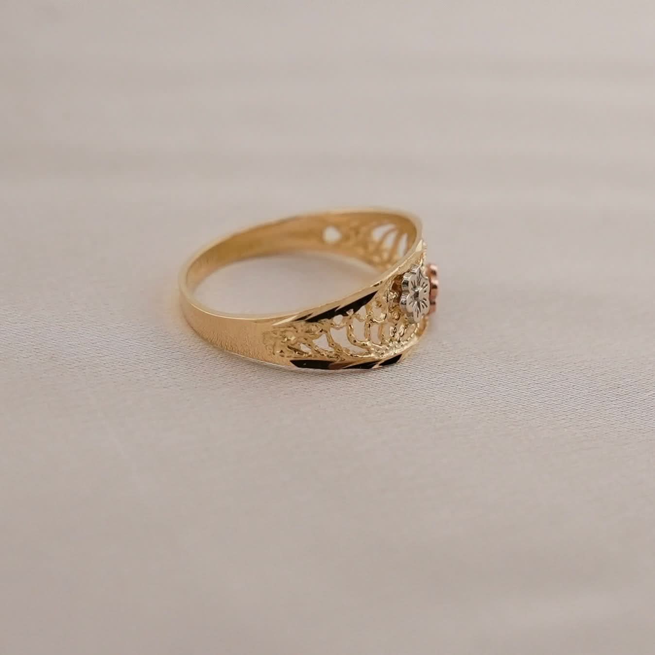 14k Gold Flower Ring . 033