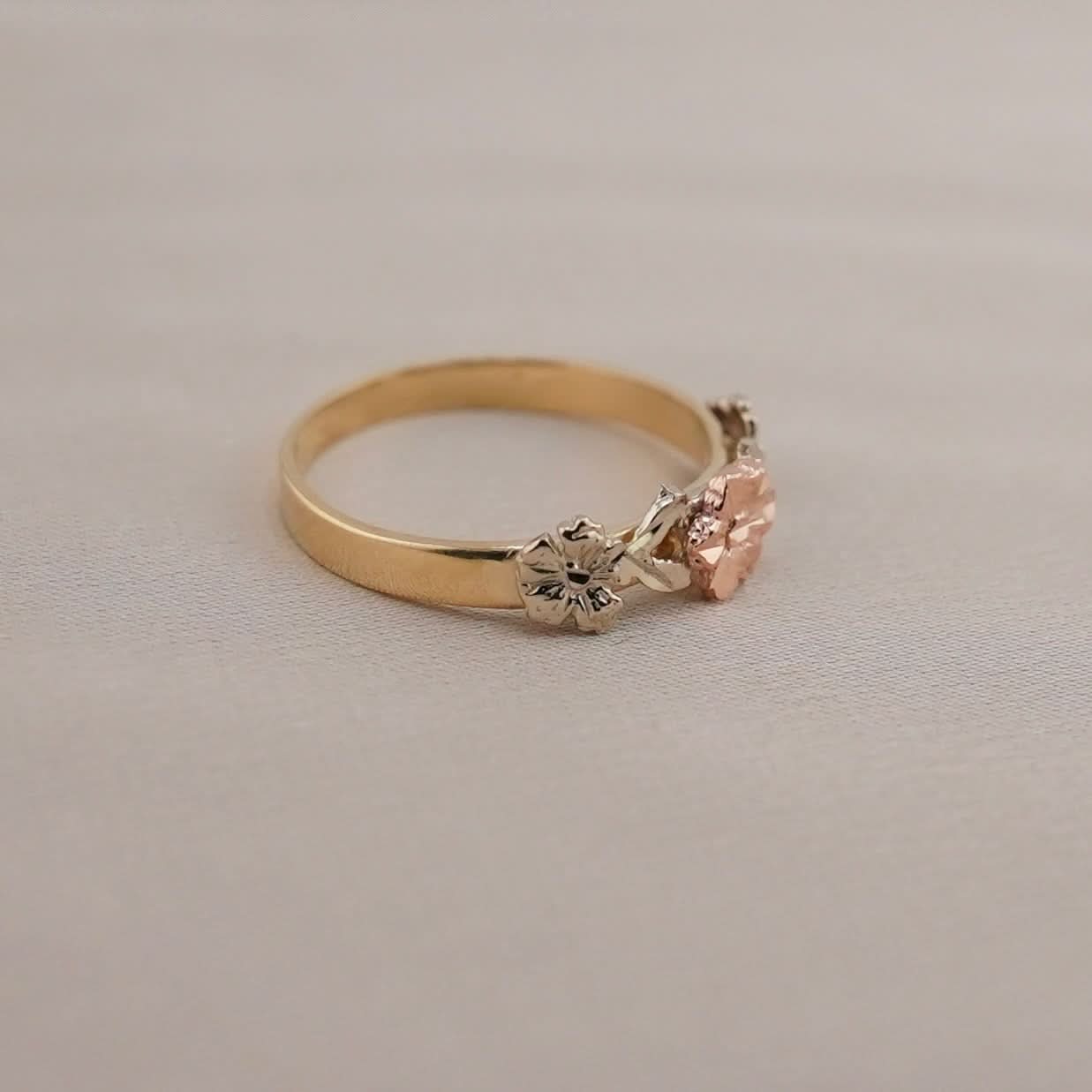 14k Gold Flower Ring