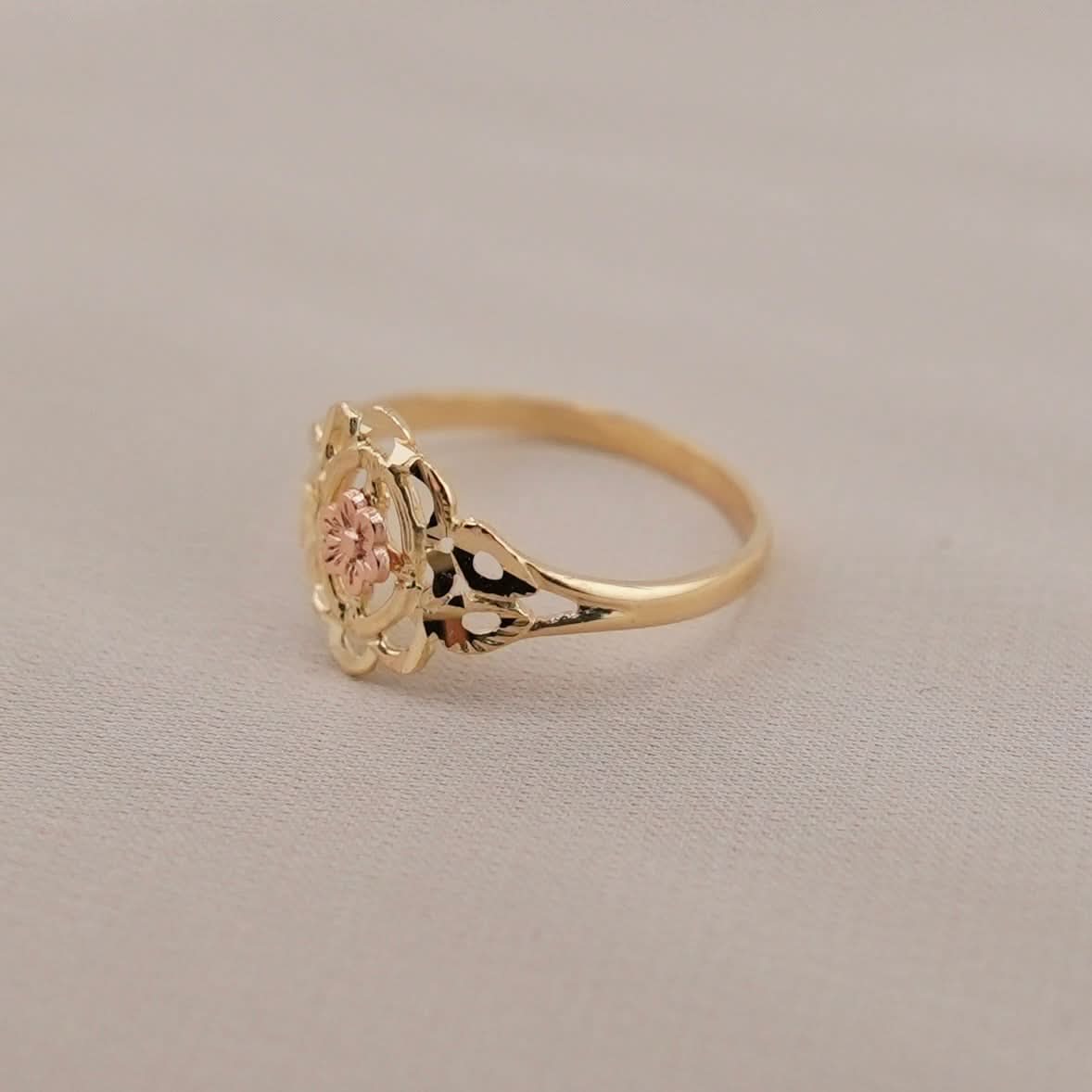 14k Gold Flower Ring