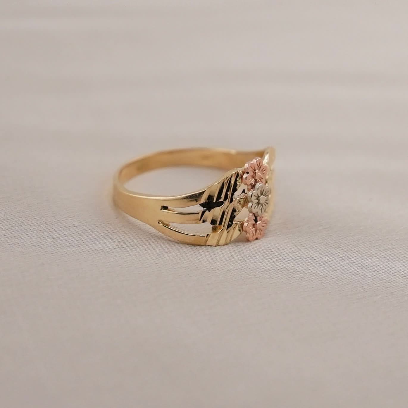14k Gold Flower Ring